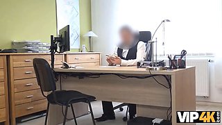 Vip4k. der gläubiger kümmert sich nicht um das gefühl von cougars, sondern fickt sie einfach