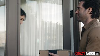 Penelope Woods fucks a delivery man