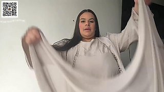 American teen tries on Niqab