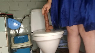 Curvy MILF pissing and fucking her dildo in the toilet