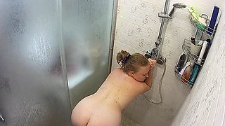 Beautifuflf blonde showers her shaved pink