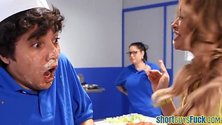 Short dude pleasing cockhungry MILF in fast food kitchen