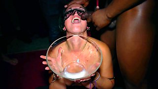 elle avale tout le sperme lors d un méga bukkake