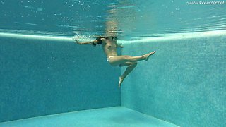 Sexy Irina Russaka gets naked and enjoys swimming under the water
