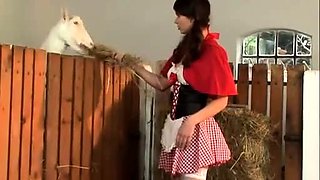 Granjera Ordena Polla En Su Ano