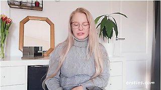 Sexy Blonde Masturbates Until She Squirts