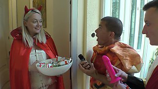 Blonde beauty Sandra Sweet in hot threesome action