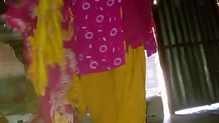 Padosi desi aunty ko Apne land per bithakar chudai Kiya