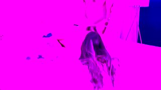 Emo Amateur Teen stript vor der Cam