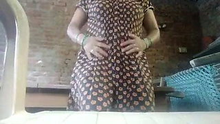 Bhabhi does nude dance