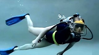 Leah Wilde FFM scuba masturbation