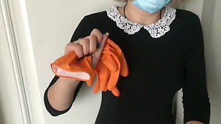 The maid came to clean the room without panties and flashed her pussy