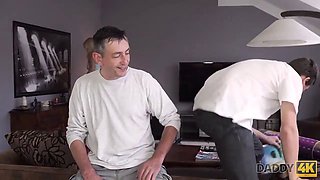 Daddy4k. chico somnoliento no vio que su padre se folló a su novia