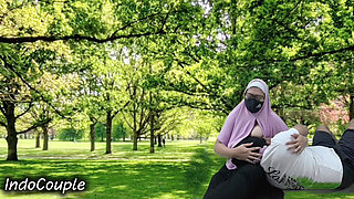 Sex Recording of an Indonesian Couple Enjoying Sucking the Dick of a Hijab-wearing Partner in a Park