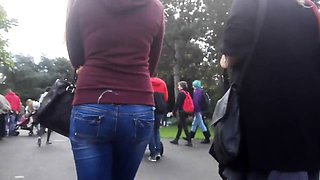 Street voyeur shoots a beautiful girl with a splendid ass