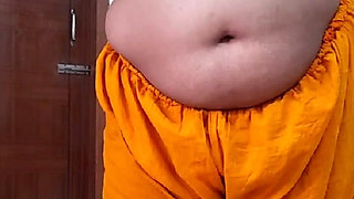 Indian Stepmom Show Her Boobs in Hotel