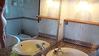 Amateur girl blowjob in shower on sex dating