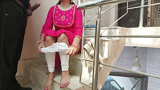 Indian shy kamwali Fucked hard by her Landlord Kamwali ke sath Outdoor Masti lagging utar kar zabardast gaand chodi hindi