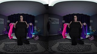 Alluring brunette bbw shares passionate lingerie toy session