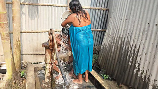 Desi pados bhabhi ke sath milkar Nahaya aaya