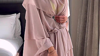 Muslim Slut Fucks a BBC in His Hotel Room