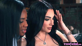 Big ass black babe Nicole Kitt gets fucked by horny tranny Ariel Demure
