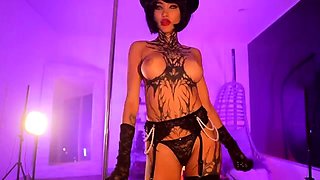 Amateur booty babe in stockings and heels shakes it