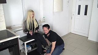 Fußsklavendiente Beim Nach Hause Kommen!