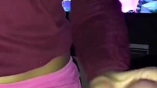 A namorada do meu amigo me fez uma punheta enquanto