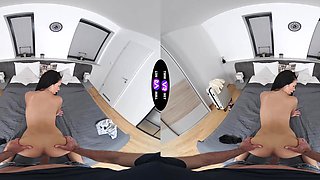 Peaches' plump lips wrap around Alyssa in VR