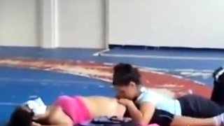 Deux Coquines: Surprise au Gymnase - French Amateur Video