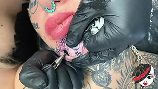 Amber Luke Gets a Stunning Chin Tattoo - AltErotic
