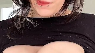 Big boob brunette masturbates on webcam