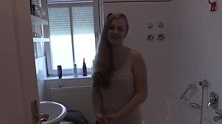 Julia Teen Pissing Solo in Bathroom German HD