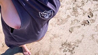 Wifey shows her tits at the beach