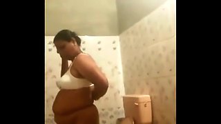 Desi aunty spied while washing her chubby body