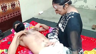 Susar G Ki Malish Kr Rahi Thi Indian Desi Bahu Achanak Susar Ka Lund Hath Mai A Gya Bahu Ny Lund Mai Dal K Susar Ka Pani Nikala