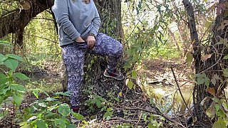 Mature, bodacious cougar step-mother frigs herself outdoors