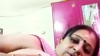 Today Exclusive- Sexy Mallu Aunty Shows Her Boobs