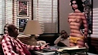 Brunette hot amateur finger fucking cunt at the beach