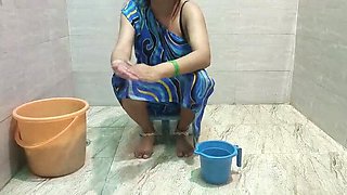 Stepmom Lets Step-Son Fuck Her Big Ass While Cleaning Clothes in Bathtub