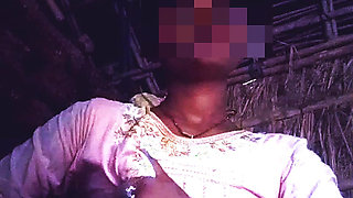 Desi mallu aunty pink frock me chuchi masala rahi hai