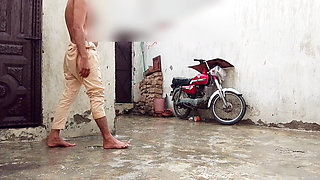Barsaat ke mausam mein chute lagwane ka Apne maja hai barsat ke mausam mein gand Marne ka apna Maja