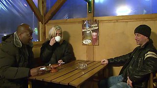 Blow-banging Linda Ray in fishnets: Interracial anal action