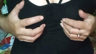 Bhabi Nay Apnay Chut Par Ungli Kar Kay Pani Nikala