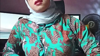 Hijab Shemale Masturbation in the Morning