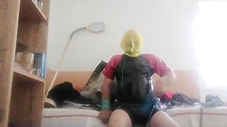 SklaveAndreas peitscht sein Schwanz in Latex