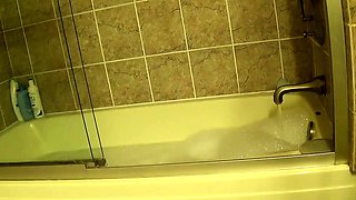 Romi Rain plays with herself in hte tub