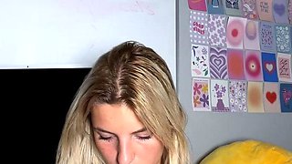 Amateur Webcam Cute Teen Plays Solo with Big Dildo