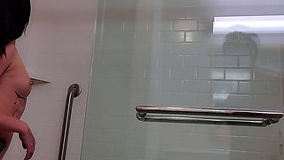 Amateur czech babe stripping and taking shower